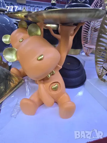 малки фигурки с подноси табли