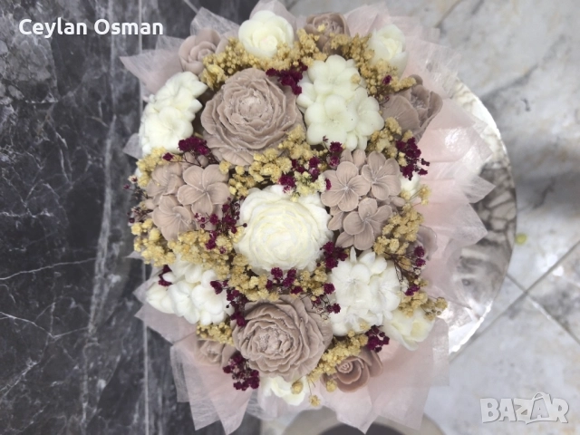 Нежен букет с ароматни цветя от соев восък , снимка 3 - Декорация за дома - 52814503