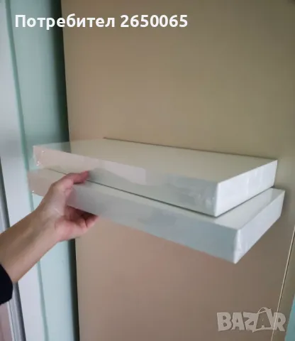 Бели и черни стенни етажерки 40/17/4см.