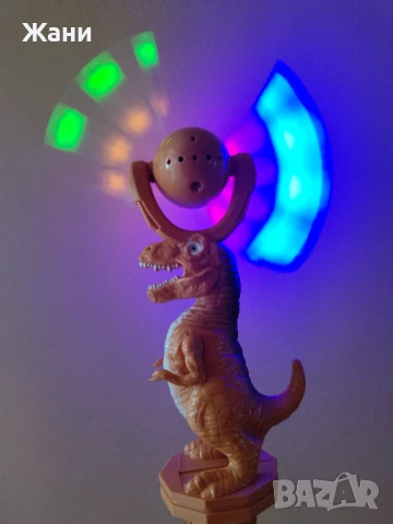 Динозавър със звук и светлина