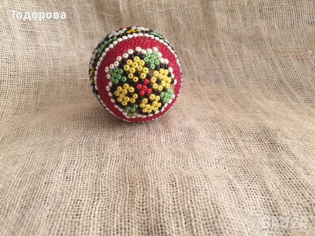 Декоративно яйце облепено с цветна мъниста, снимка 4 - Антикварни и старинни предмети - 48741837