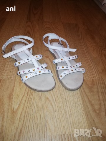 Бели сандалки