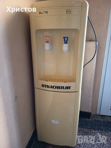 Диспенсър за топла и студена вода