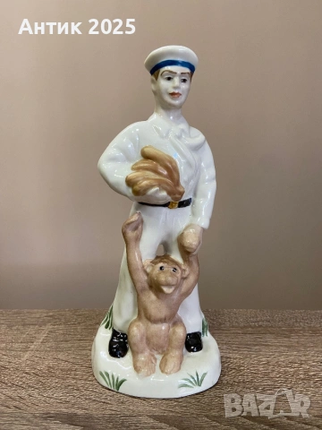 Винтидж порцеланова статуетка „Моряк с маймуна“, Коростенски порцеланов завод, СССР