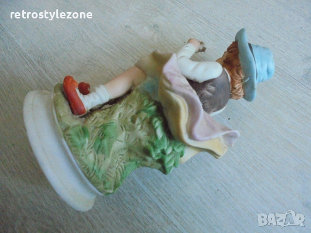 № 8429 Винтидж порцеланова фигурка – Момиче с цветя, снимка 3 - Други ценни предмети - 53025691