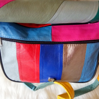 Многоцветна дамска чанта през рамо, от мека естествена кожа на парчета – светлосиньо, жълто, тъмнока, снимка 9 - Чанти - 36475692