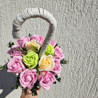 Ръчно плетени кашпи , аранжирани със сапунени рози, снимка 4 - Декорация за дома - 44910875
