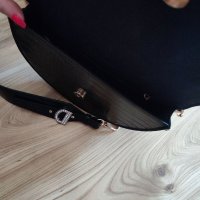 Дамска елегантна малка черна чанта с буква, снимка 4 - Чанти - 37012120
