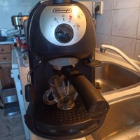 Кафе машина Делонги с ръкохватка с крема диск, работи перфектно и прави страхотно кафе с каймак , снимка 3 - Кафемашини - 36703562