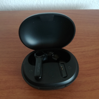 EarFun Air Pro 2 TW300 зарядна кутия и лява слушалка, снимка 2 - Слушалки, hands-free - 44866638