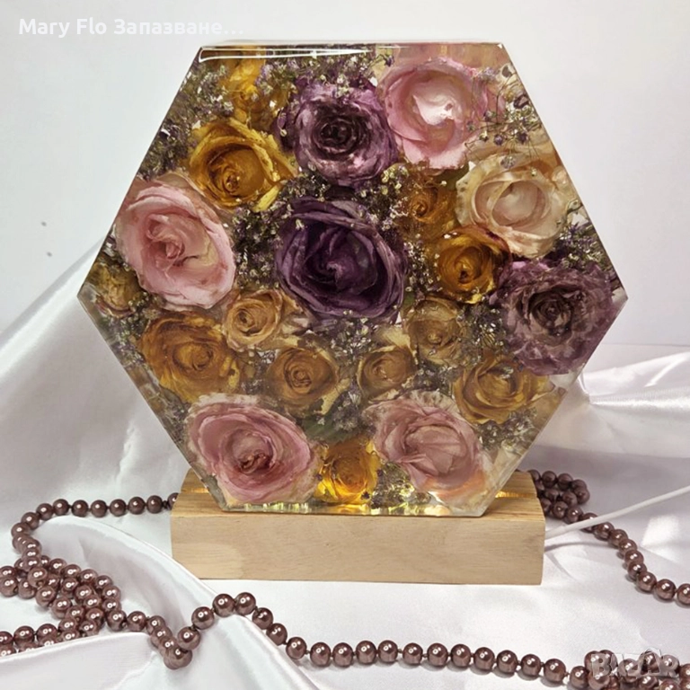 LED лампа Хексагон, Епоксидна смола, естествени сухи цветя, снимка 1