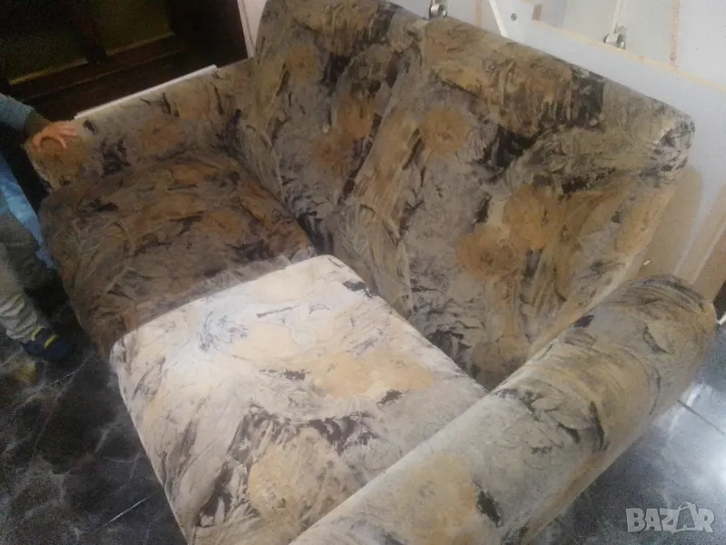  двуместен диван и две табуретки, снимка 1