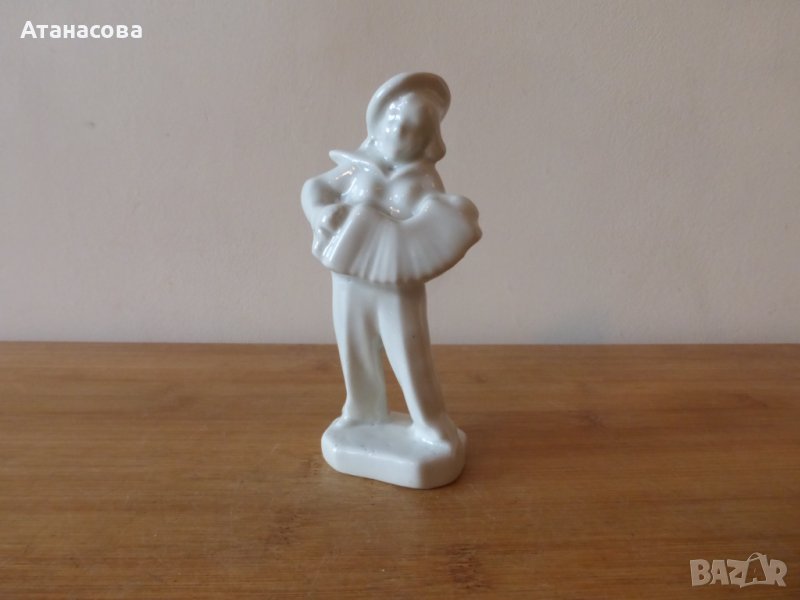 Руска порцеланова фигура "Момче с хармоника" 1970 г статуетка, снимка 1