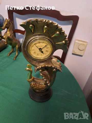 Настолен часовник с фигура на паун. 