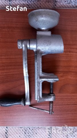 Метална мелничка за подправки, снимка 1 - Антикварни и старинни предмети - 43365995