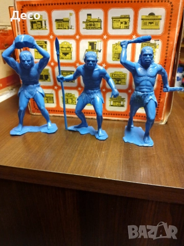 Стари руски пластмасови фигурки неандерталци., снимка 2 - Колекции - 52505825