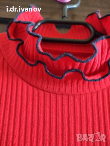 Червена рипсена блуза със син завършващ цвят 