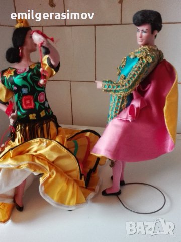 Танцуващи кукли и две преспапиета.