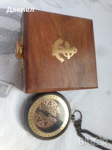 Компас от бронз в дървена кутия., снимка 1 - Морски сувенири - 43051998