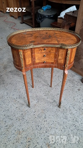 Шкаф с бъбрековидна форма