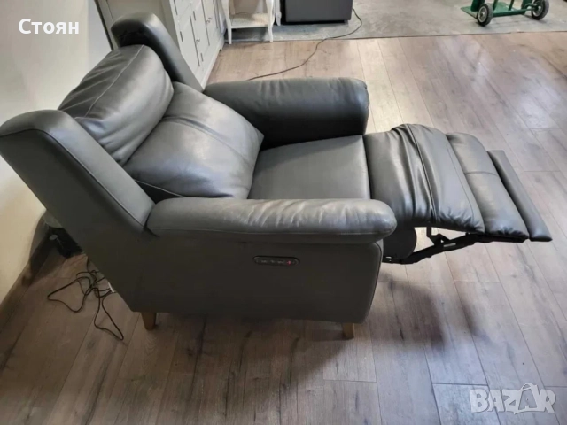Тъмно сив кожен фотьойл La-z-boy с електрически релаксиращ механизъм, снимка 2 - Дивани и мека мебел - 52011050