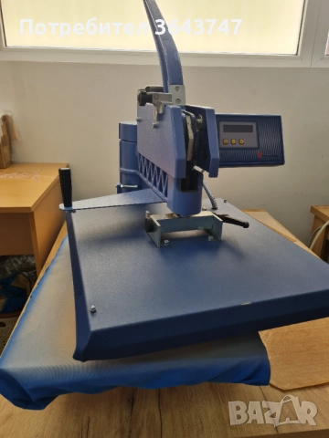 Ръчна топлинна преса с електронно регулиране на време и температура.