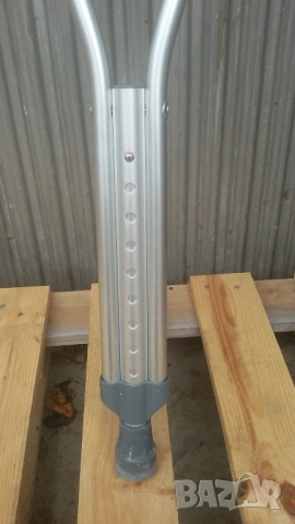 Две алуминиеви патерици за подмишница Mobiak, снимка 2 - Патерици - 53367484