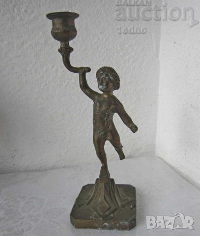 ляв свещник стар метален 24 см с момче фигура антика