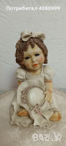 Фигурка "Къдраво момиченце с капела в скута", клей, мисля. 