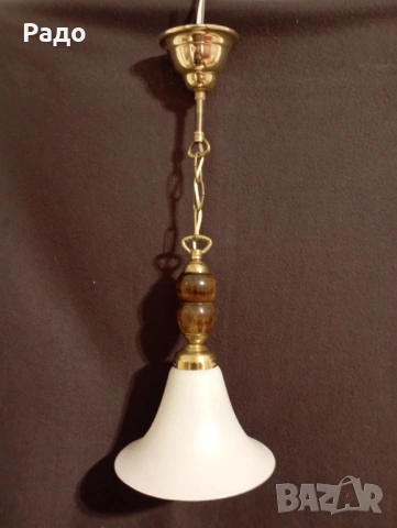 Красив полилей с бял стъклен абажур