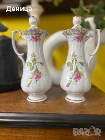 CHODZIEZ  Полски канички с нежни рози и пръски позлата Вместимост-180 мл на око Височина-17.5 см