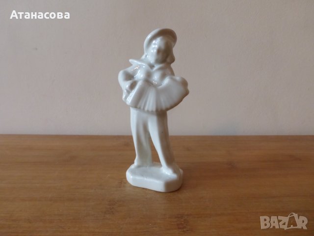 Руска порцеланова фигура "Момче с хармоника" 1970 г статуетка, снимка 1 - Статуетки - 43781471