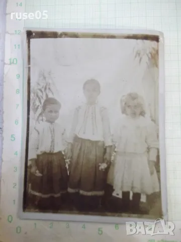 Снимка стара на три деца в носии