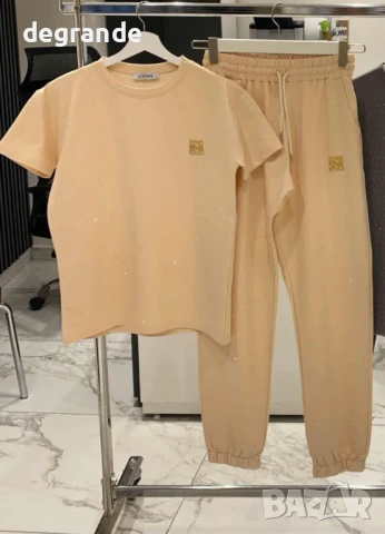 Светло бежав дамски екип с камъчета