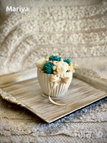 Букет в керамична кашпа от соев восък. С аромат и цвят по желание, снимка 2 - Изкуствени цветя - 51279375