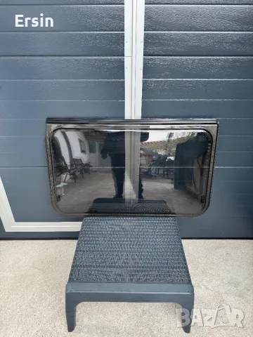 Прозорец Dometic с размер 900х520 (Има много малка забележка която се вижда на снимките)