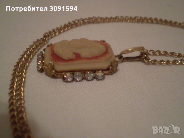 Камея медальон на верижка месинг многоцветно стъкло камеята е изработена от висококачествени материя, снимка 2 - Антикварни и старинни предмети - 35159842