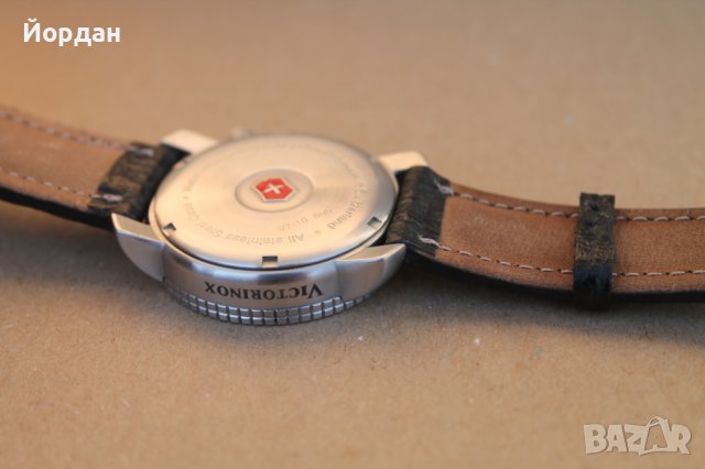 Оригинален мъжки Швейцарски часовник ''Victorinox'' , снимка 9 - Мъжки - 43836651