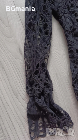 Дантелена  елегантна черна рокля с висока яка дълъг ръкав размер М-Л, снимка 5 - Рокли - 51946896