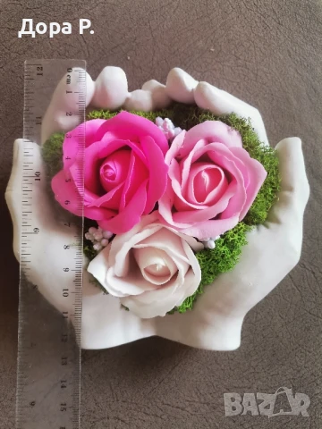 Красив сувенир от гипс с декорация рози