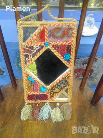 Правоъгълно огледало облицовано с дебели вълнени конци и кукички за ключове, снимка 1