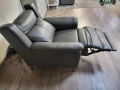 Тъмно сив кожен фотьойл La-z-boy с електрически релаксиращ механизъм, снимка 2