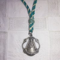 Старинен религиозен медальон Дева Мария с младенец, снимка 3 - Колиета, медальони, синджири - 43047732