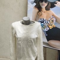 Дамско пухкаво пуловерче, М/L, снимка 1 - Блузи с дълъг ръкав и пуловери - 42951001