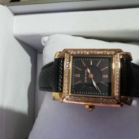 Чисто нов, марков дамски часовник Pierre Cardin, снимка 1 - Дамски - 43622417
