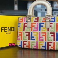 Дамска чанта Fendi, снимка 1 - Чанти - 32392184