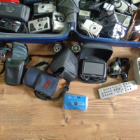Продавам един куфар с фотоапарати , светкавици , обектив и куфар., снимка 4 - Фотоапарати - 44877901