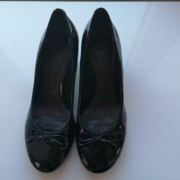 Clarks лачени обувки, снимка 2 - Дамски обувки на ток - 28531303