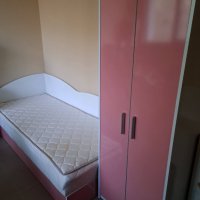 Детско легло с матрак 90/200 + малък гардероб  бял/розов гланц, снимка 3 - Спални и легла - 42973553