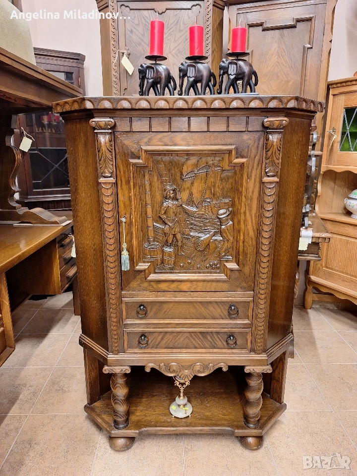 Винтидж ъглов шкаф с богата дърворезба , снимка 1